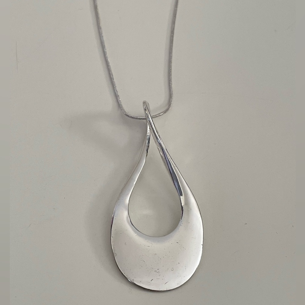 Charming Charlie Elegant Silver Metal Necklace and Earrings Jewelry Set - Picture 7 of 12